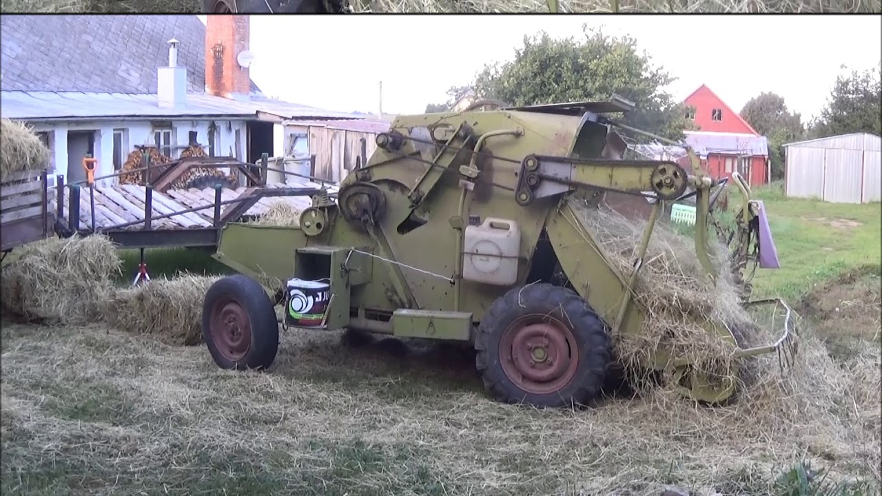 Lisování sena do hranatých balíků