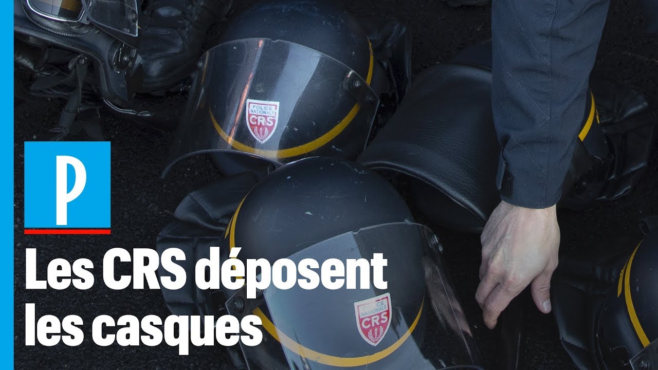 Réformes des retraites : des CRS déposent symboliquement casques et matraques