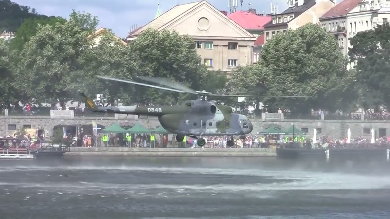 30. výročí vzniku Armády České republiky W-3A Sokol Mi17 Praha náplavka
