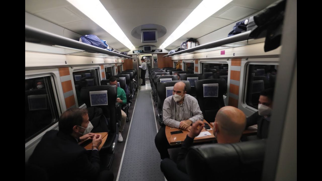 El AVE Ourense-Madrid con viajeros: satisfacción y un SOS en el aire
