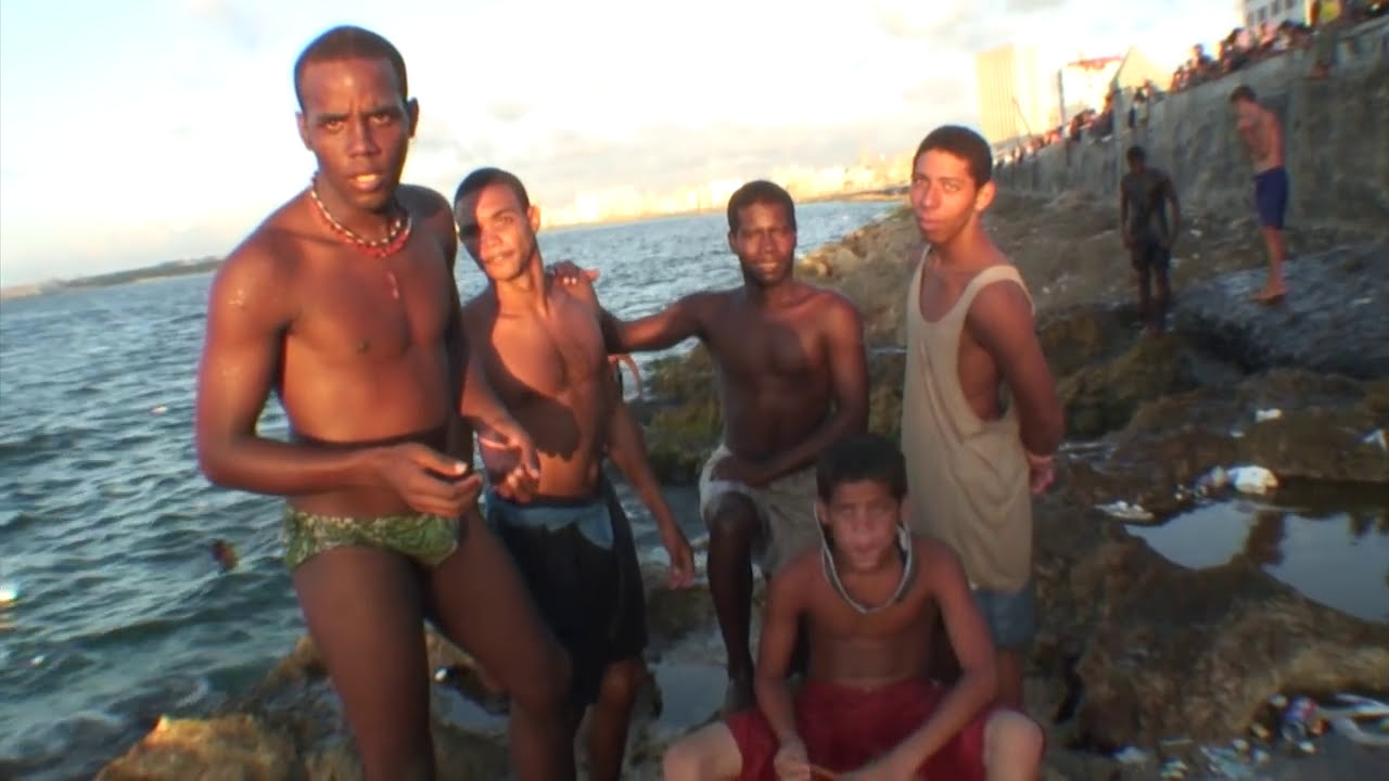 Jóvenes Acróbatas Cuba. El Malecón de la Habana.