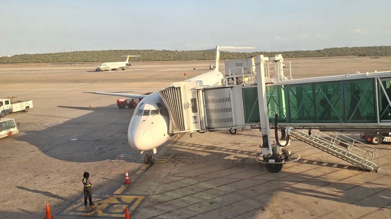 Aeropostal MD-82 (Ex American Airlines) Maracaibo to Caracas Takeoff and Landing! 