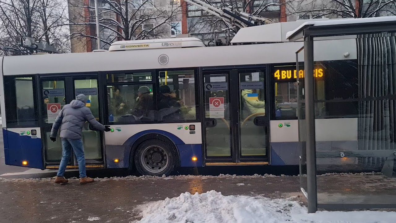 Vai Rīgas sabiedriskā transporta vadītāji, lieki virinot durvis, saldē pasažierus?