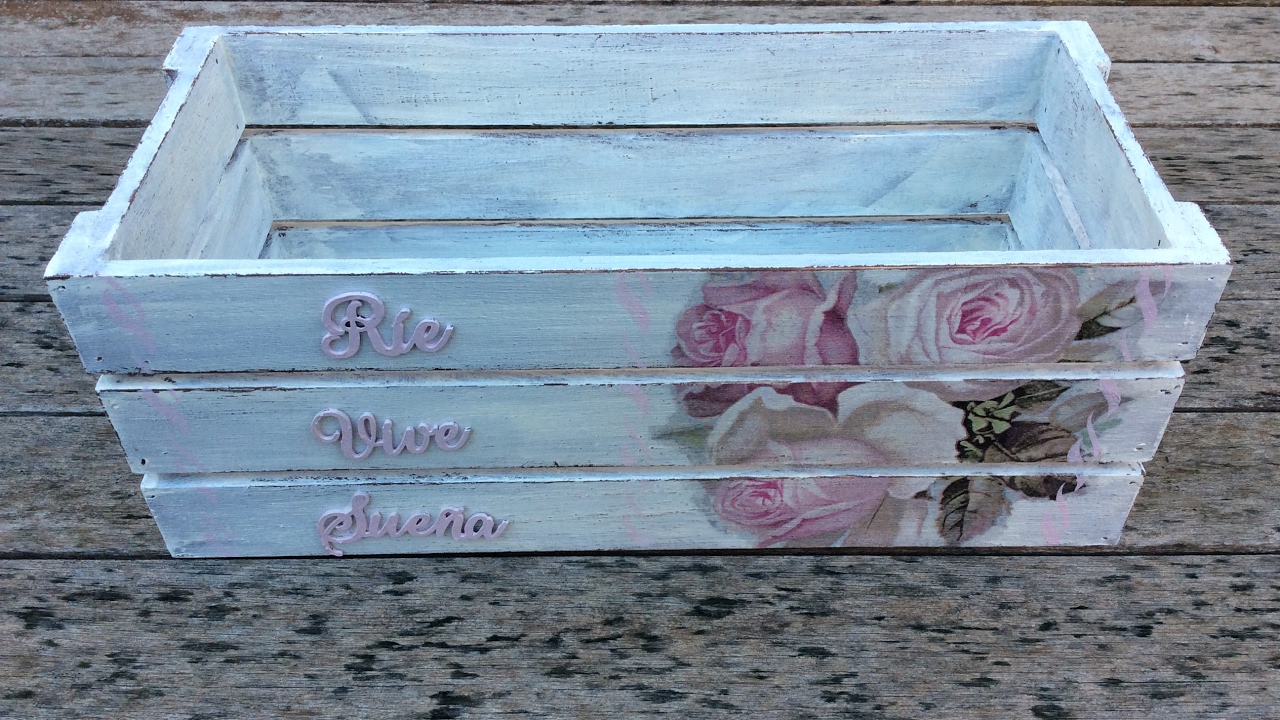 Caja de madera decorada con decapado y decoupage
