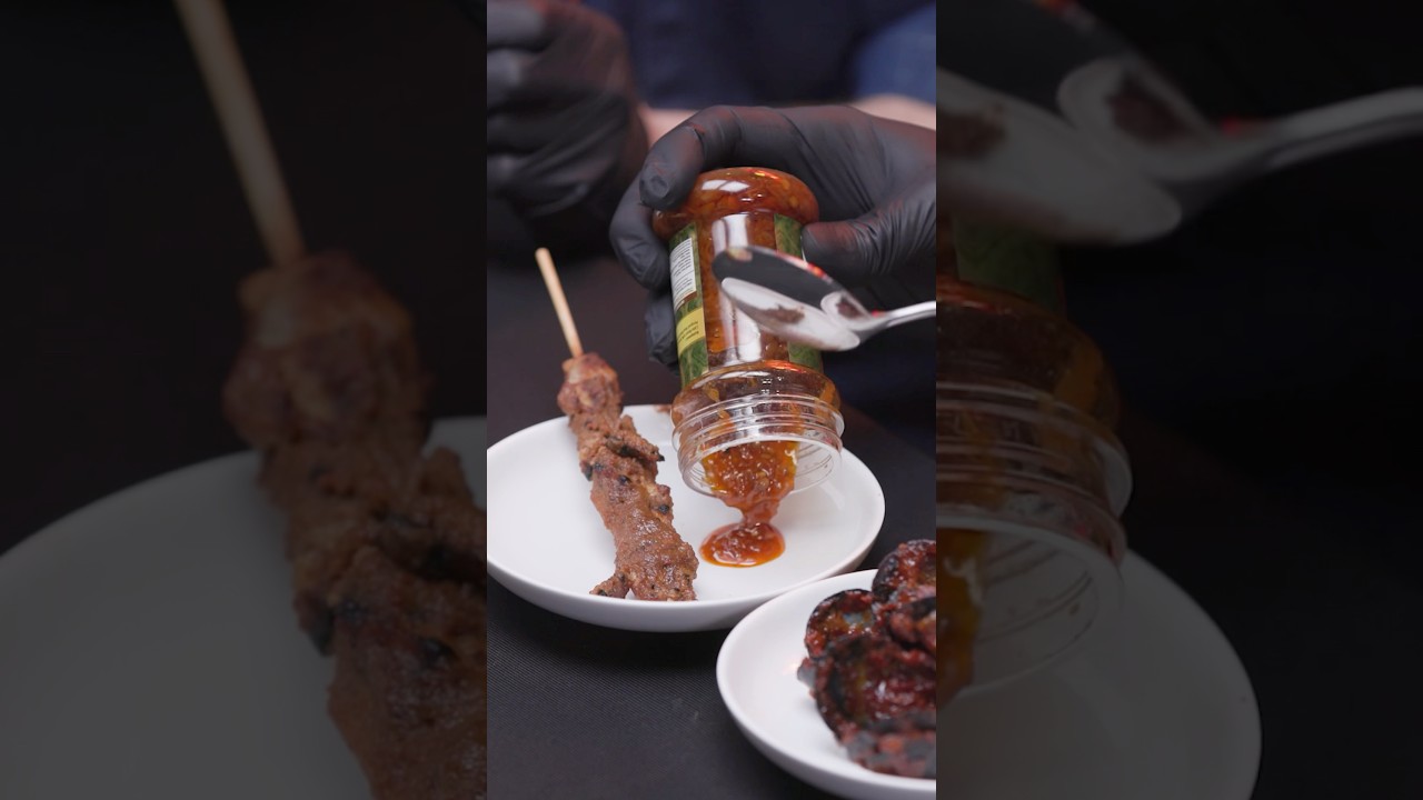 🇮🇩 Trying Indonesia&rsquo;s Spicy Sambal Sauce with Satay!
