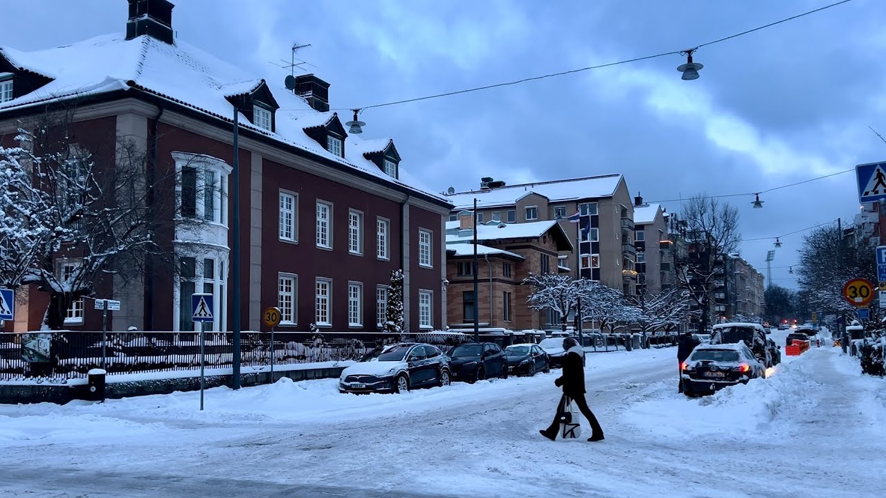 Stockholm Walks: Floragatan. Snow & exclusive houses on Östermalm. 