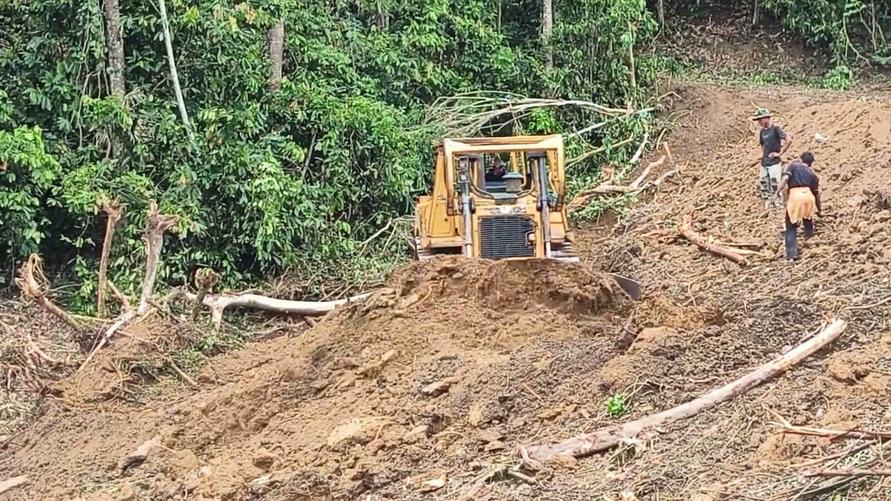Risky Task! CAT D6R XL Bulldozer Cuts Mountain Cliffs With Precision