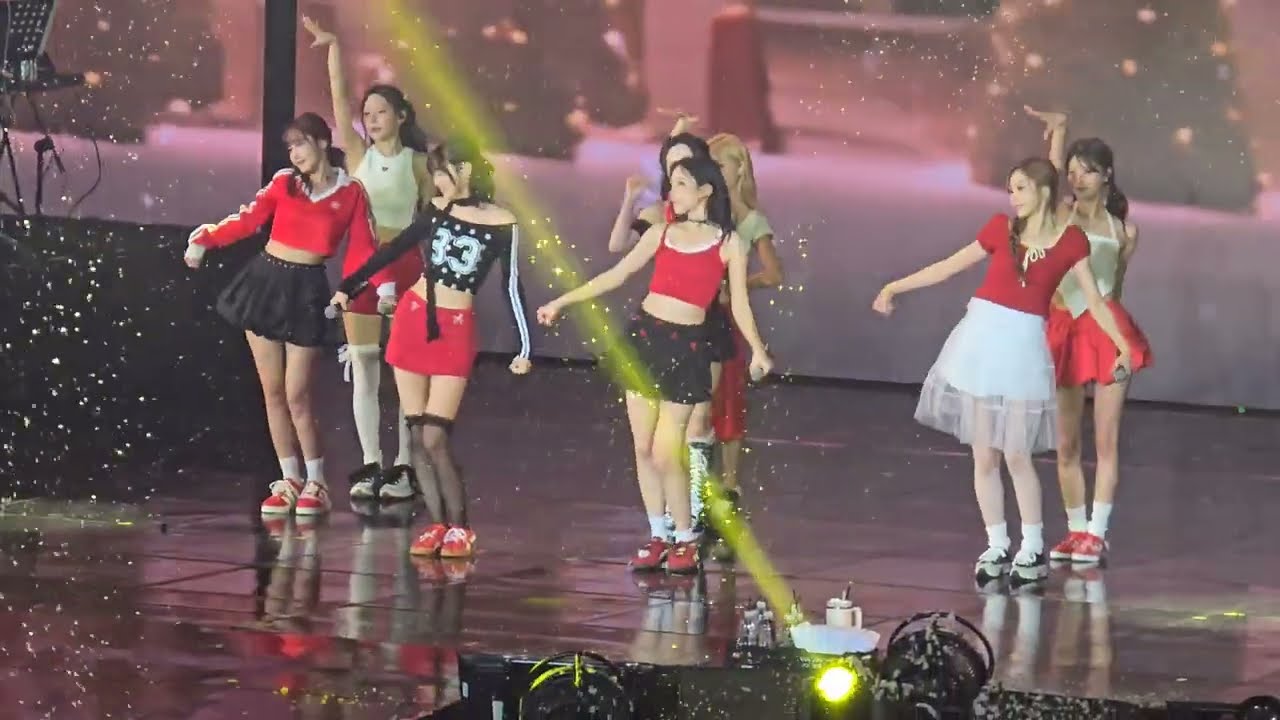 241116 러블리즈 Lovelyz - 종소리 (Twinkle) 직캠 fancam @ 러블리즈 10주년 콘서트 '겨울나라의 러블리즈 4'