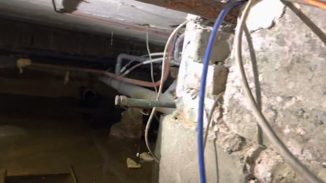 Inspecteren van de kruipruimte als voorbereiding voor kruipruimte ventilatie.