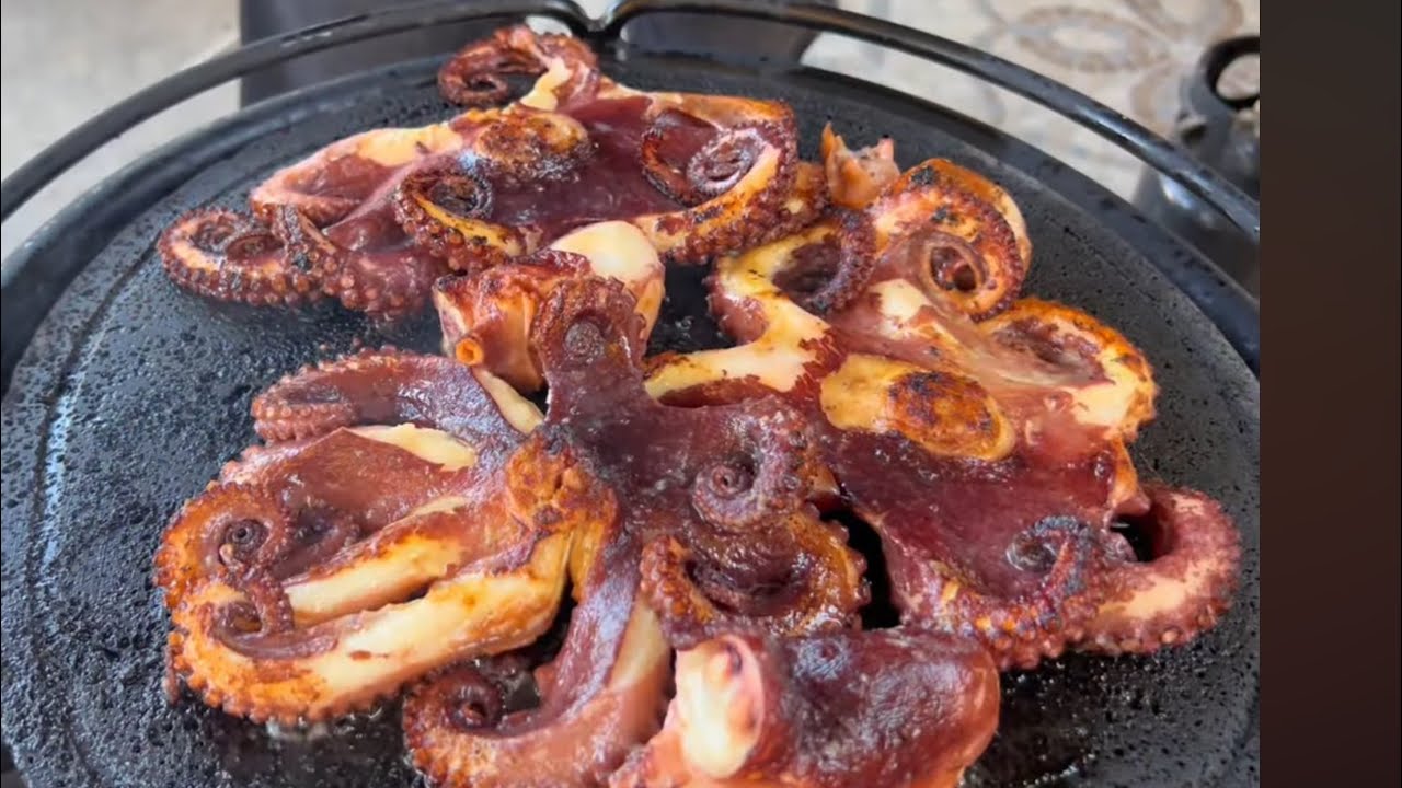 Pulpo al mojo de ajo y unos salchitacos estilo mazatlecos