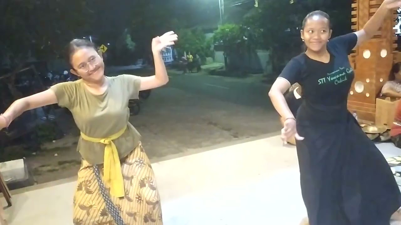 Ibu-ibu PKK latihan tari margapati