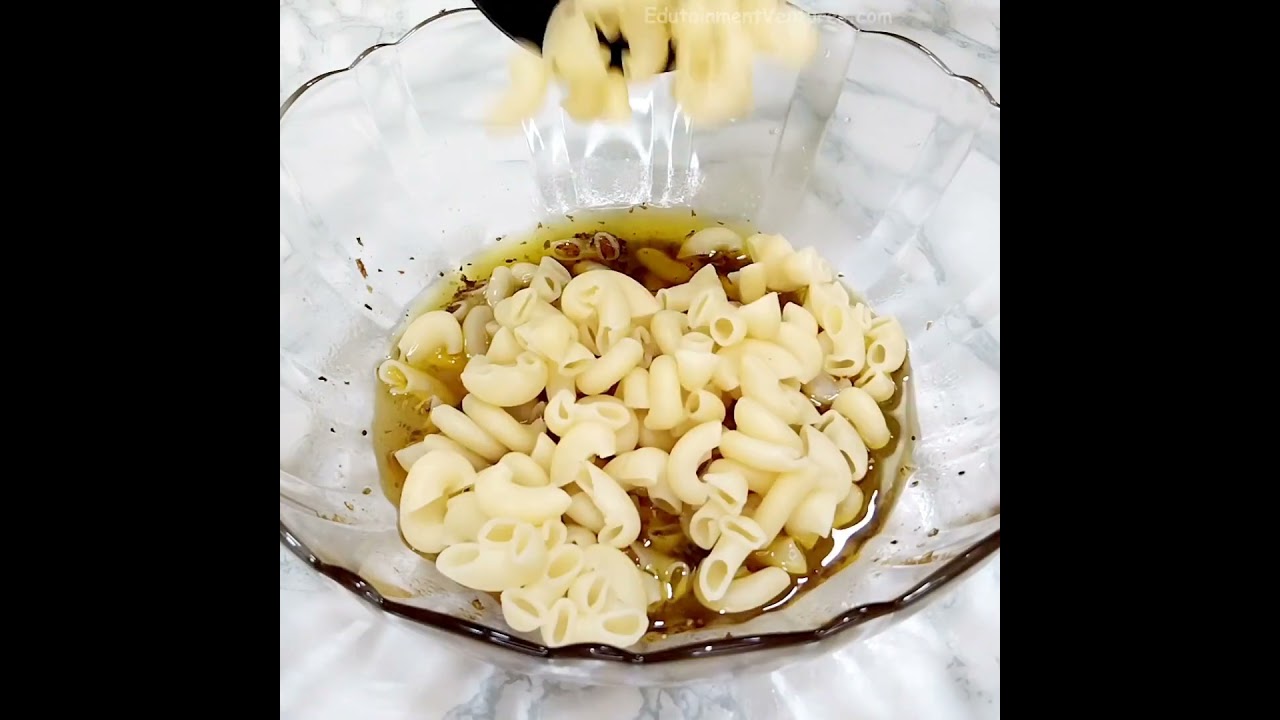 Sveppa- og ostasalat | Rj&oacute;mal&ouml;gu&eth; sveppir og ostapasta | Sveppasalat | Pasta salat