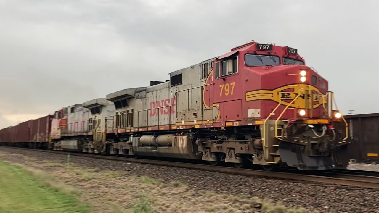 BNSF L-RDV7591 with Warbonnets at Marietta, OK (May 9, 2024)