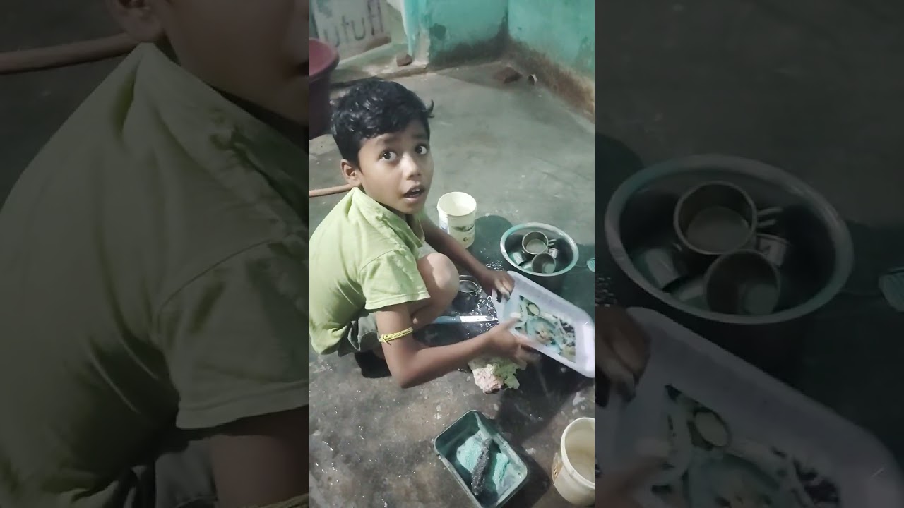Chhote bhai bartan saf kar Raha hai 😎