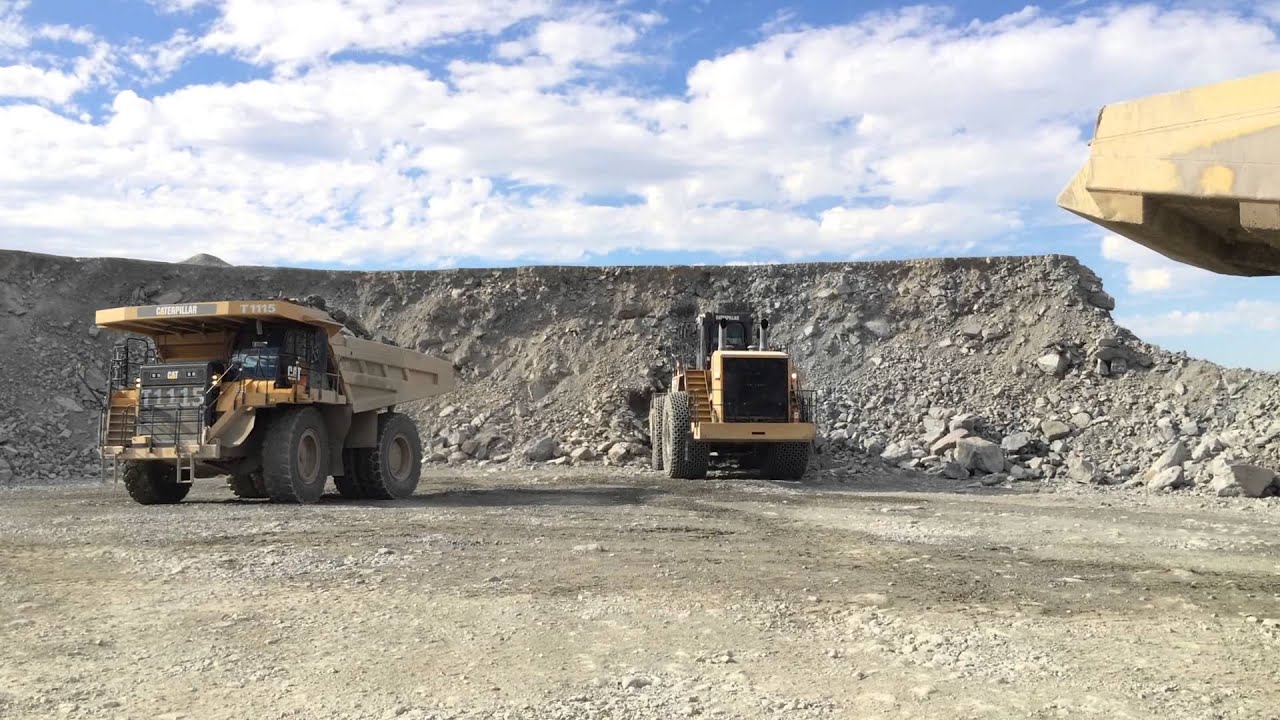 PEAL CAT 993K over  CAT 777G