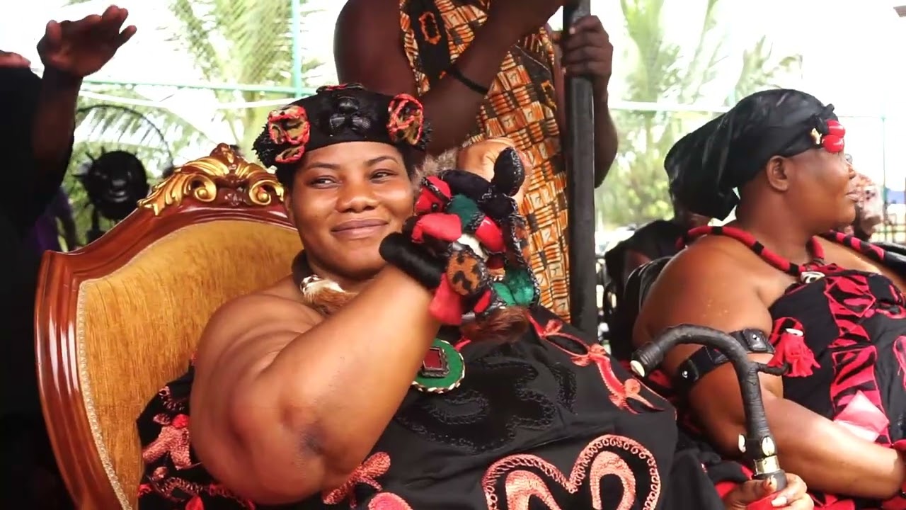 Nana Abena Etruba, wife of Kofi Adoma, pays her respects to the late Mad. Dora Okyere Akosah