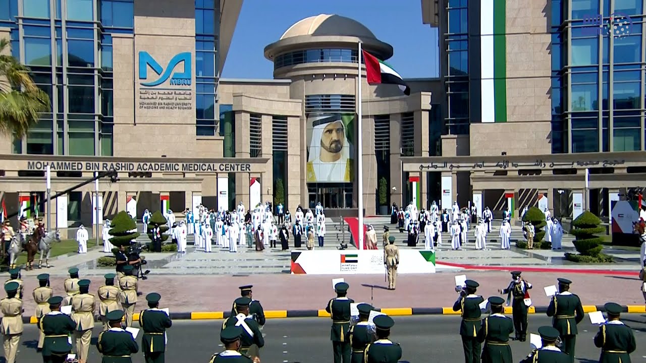 محمد بن راشد يرفع علم الدولة ويؤكد أن راية الإمارات عالية بعلو هِمم أبنائها وتلاحم شعبها
