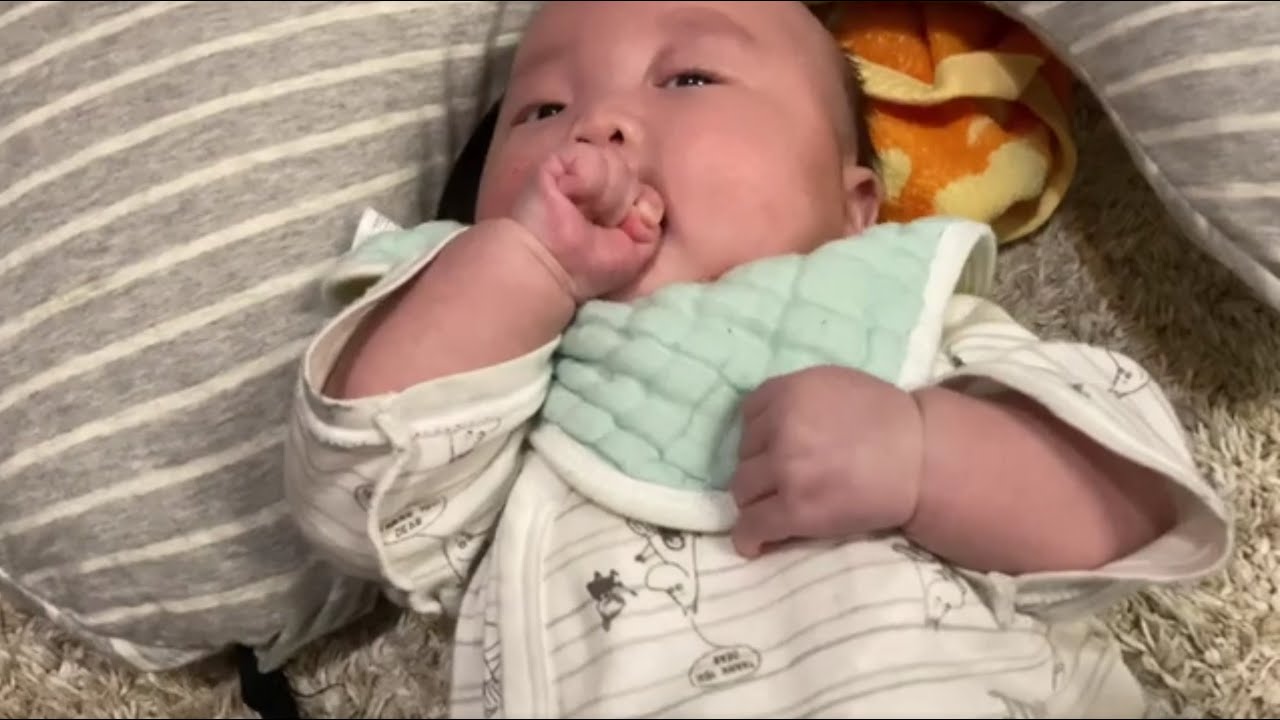 【生後3カ月】だんだん指しゃぶりをするようになりました‼