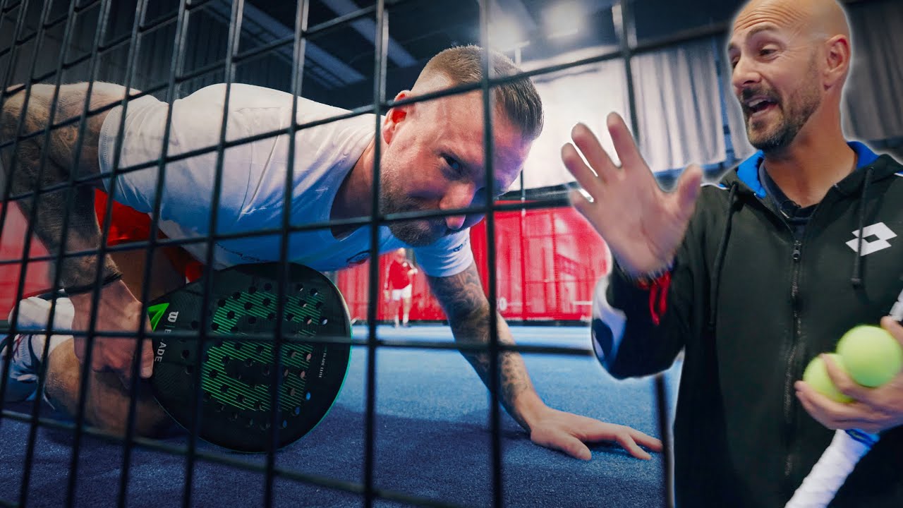 Mackan lär sig att spela mot gallret