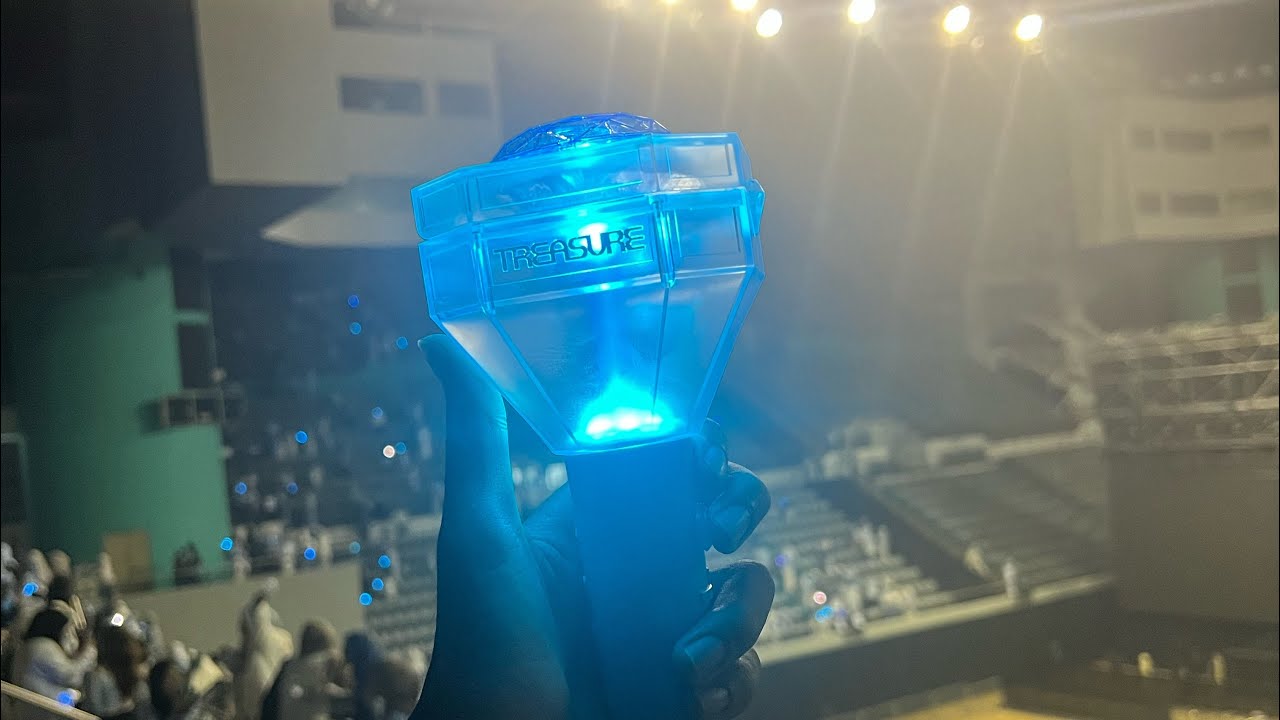 MAMAK? TEH O AIS? AYAM? ROTI TOLUR? TREASURE CONCERT VLOG (MALAYSIA)