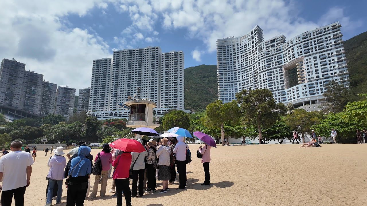Hong Kong&rsquo;s Millionaire Beachfront | Walking Through Repulse Bay