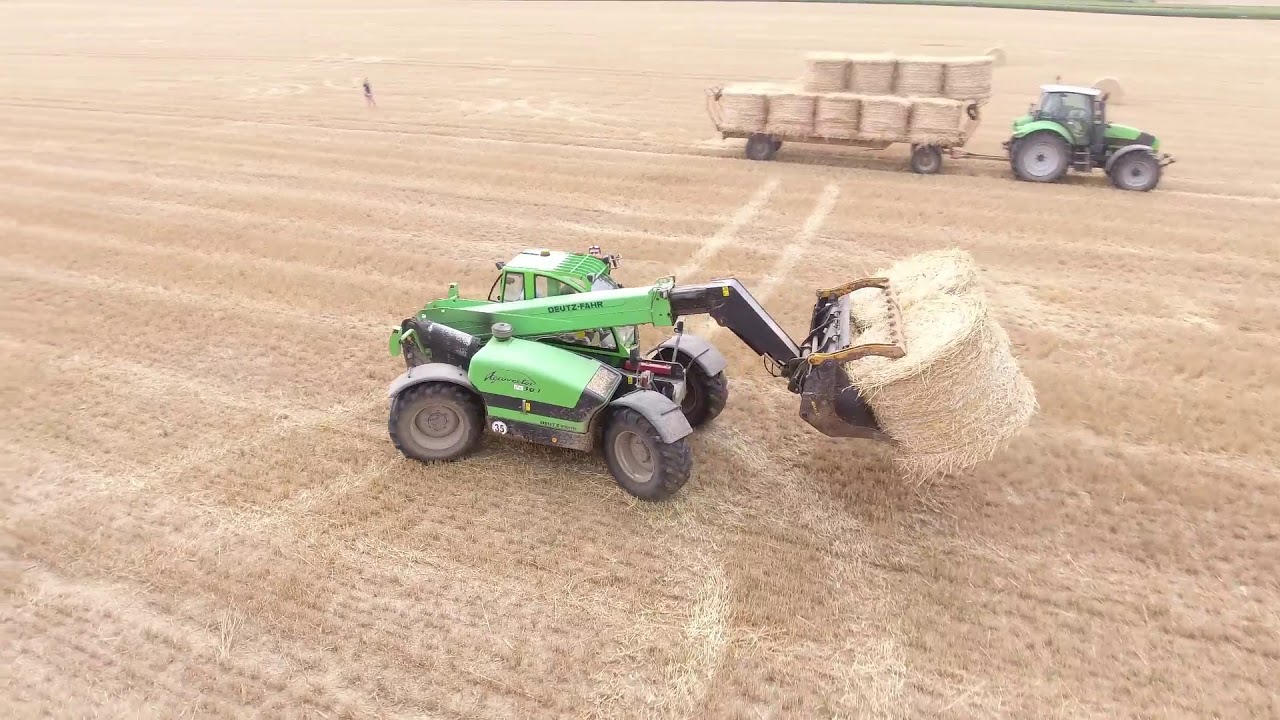ramasage de paille avec 3 tracteur avec plateau et 2 manitou