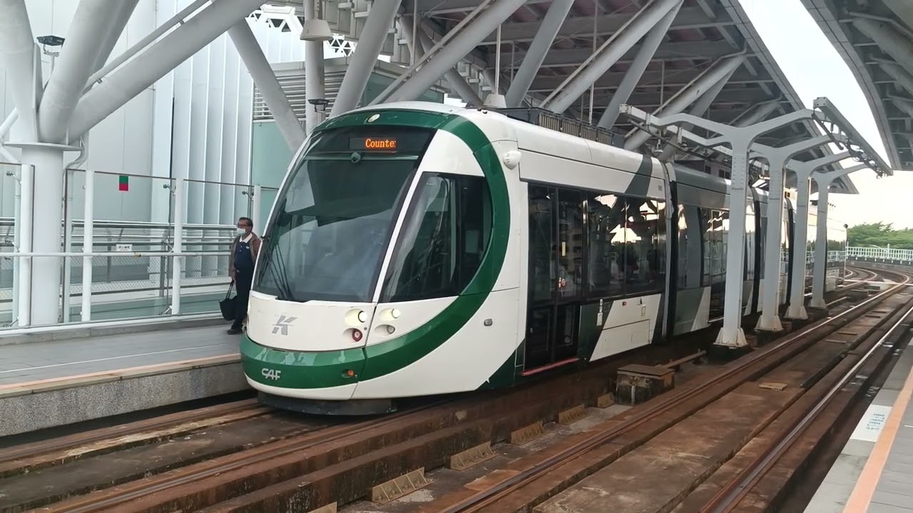 高雄捷運C環狀輕軌  逆行（2號線）列車於真愛碼頭站第2月台進站+離站（車號：09）