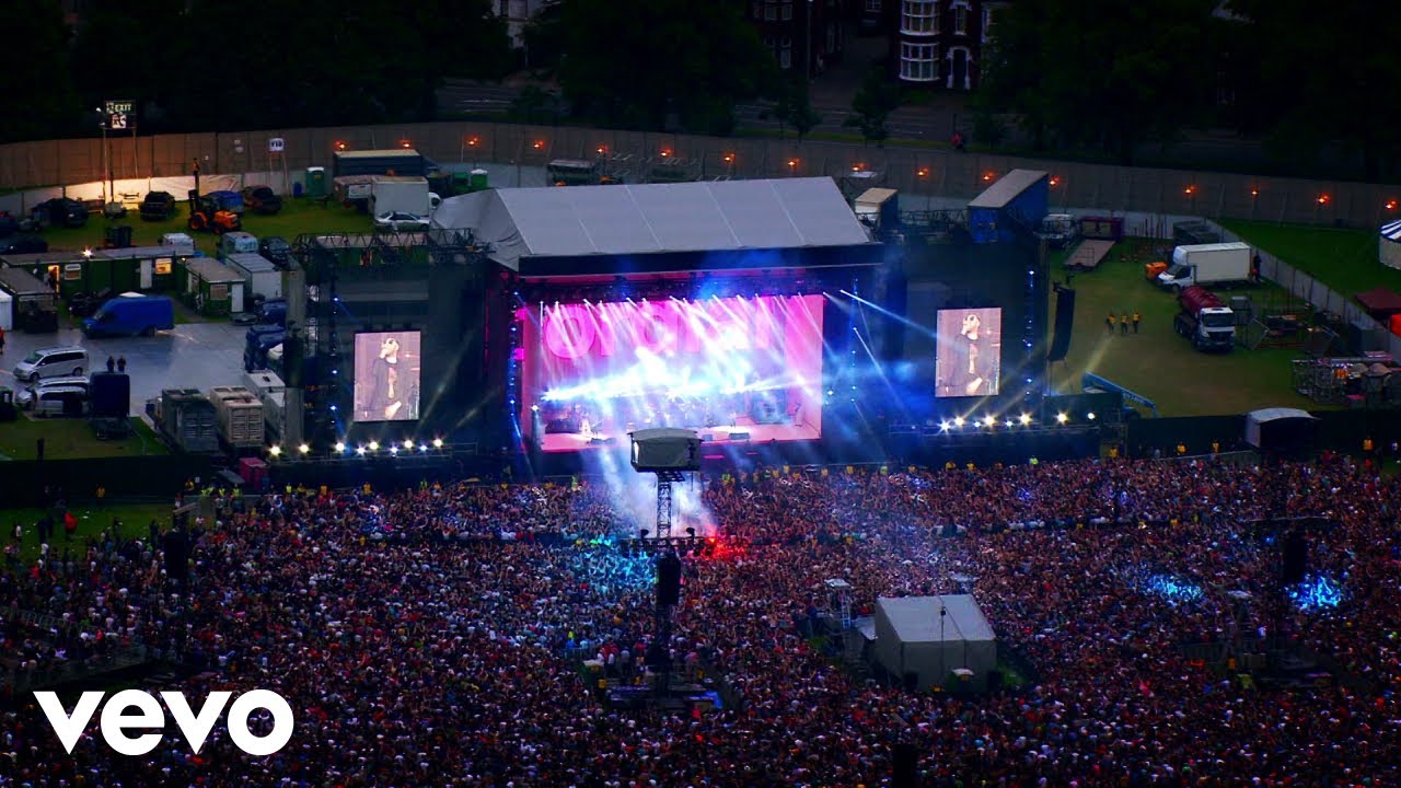Kasabian - Shoot the Runner (live in leicester)