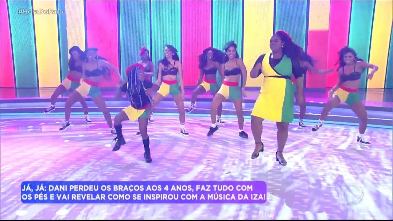 Mini Iza e m&atilde;e dan&ccedil;am em disputa por pr&ecirc;mio no palco do Hora do Faro