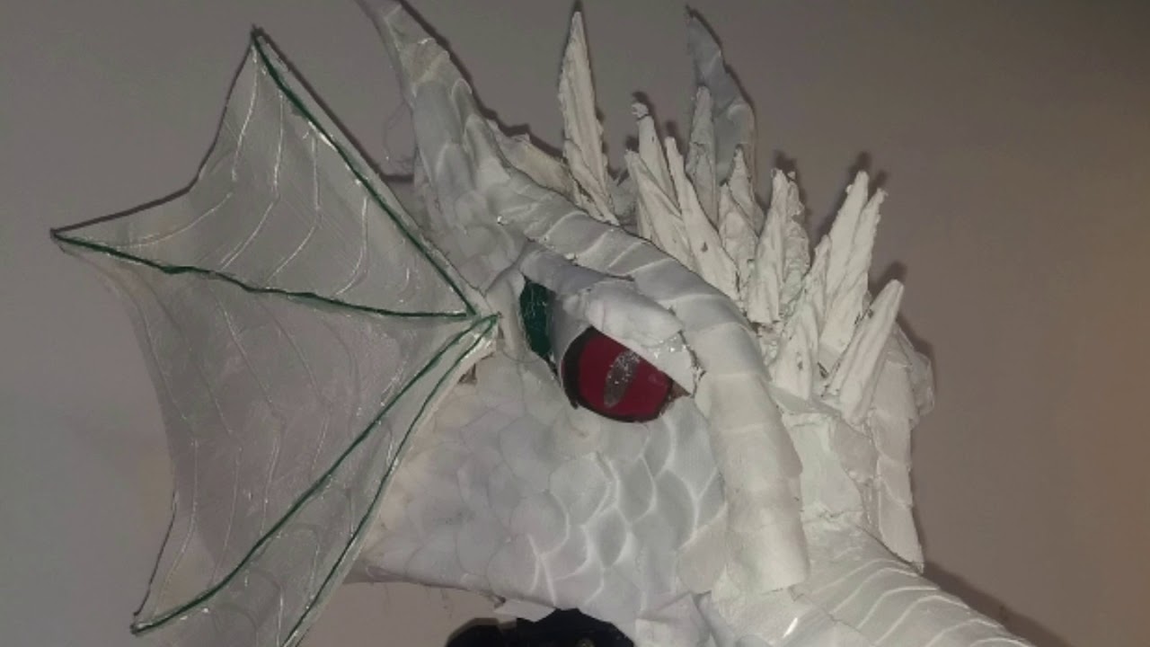Cabeza de dragón en cartón y papel maché