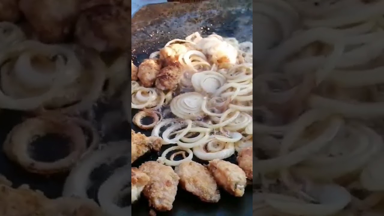 Жарятся крылья и лук в садже. #food #гриль #шашлык #saj #cooking