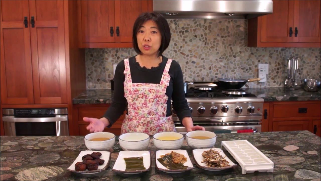 How to Make Shiitake, Kombu, Iriko, and Awase Dashi (4種類のだしを作り方)