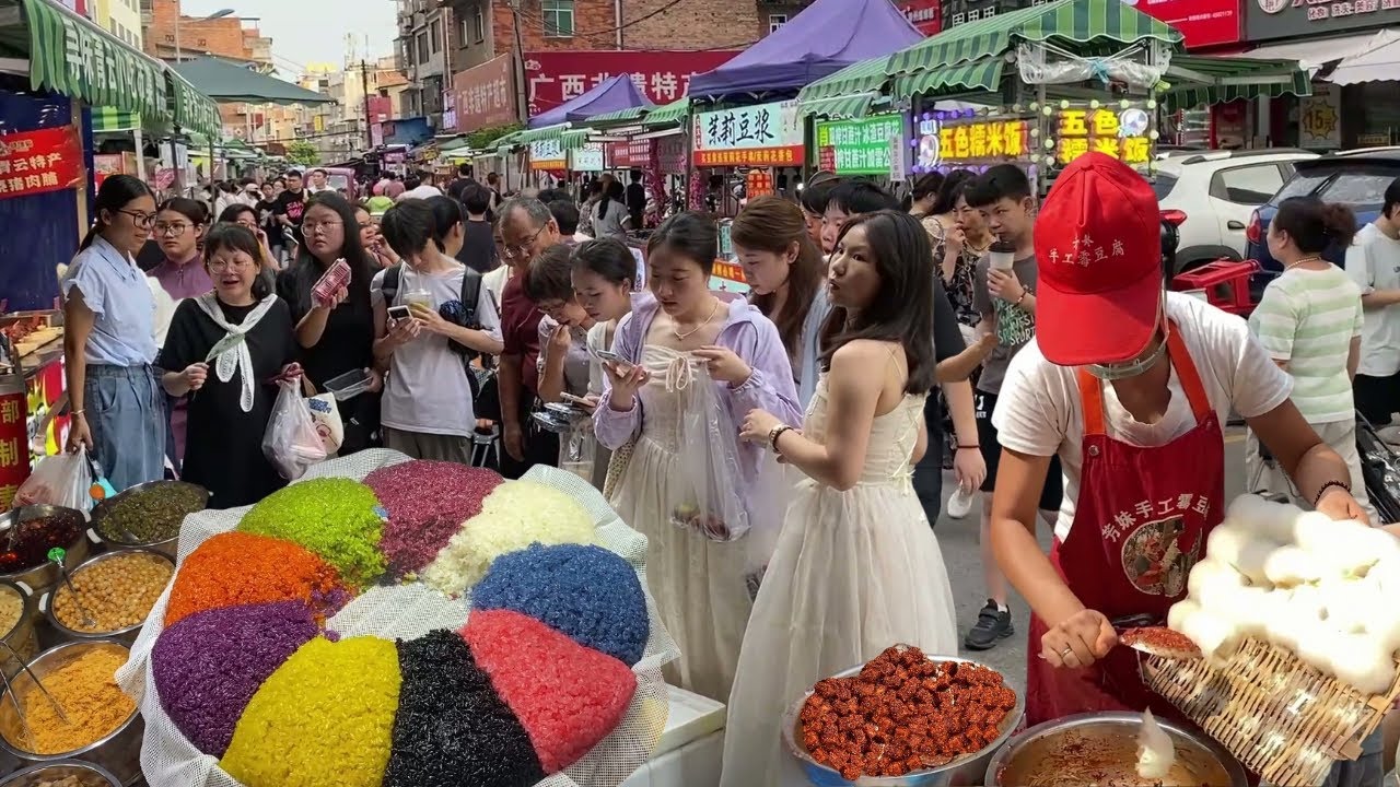 中国南方最受欢迎的早市合集，碳水天堂！人气火爆的街头小吃，烟火气十足，超过100种美味美食！现榨生米粉，老牌香豆腐，手工油茶，现烤生蚝，大串烤肉，爽口糖水，水果酸野，让人无法抗拒的美食狂欢！