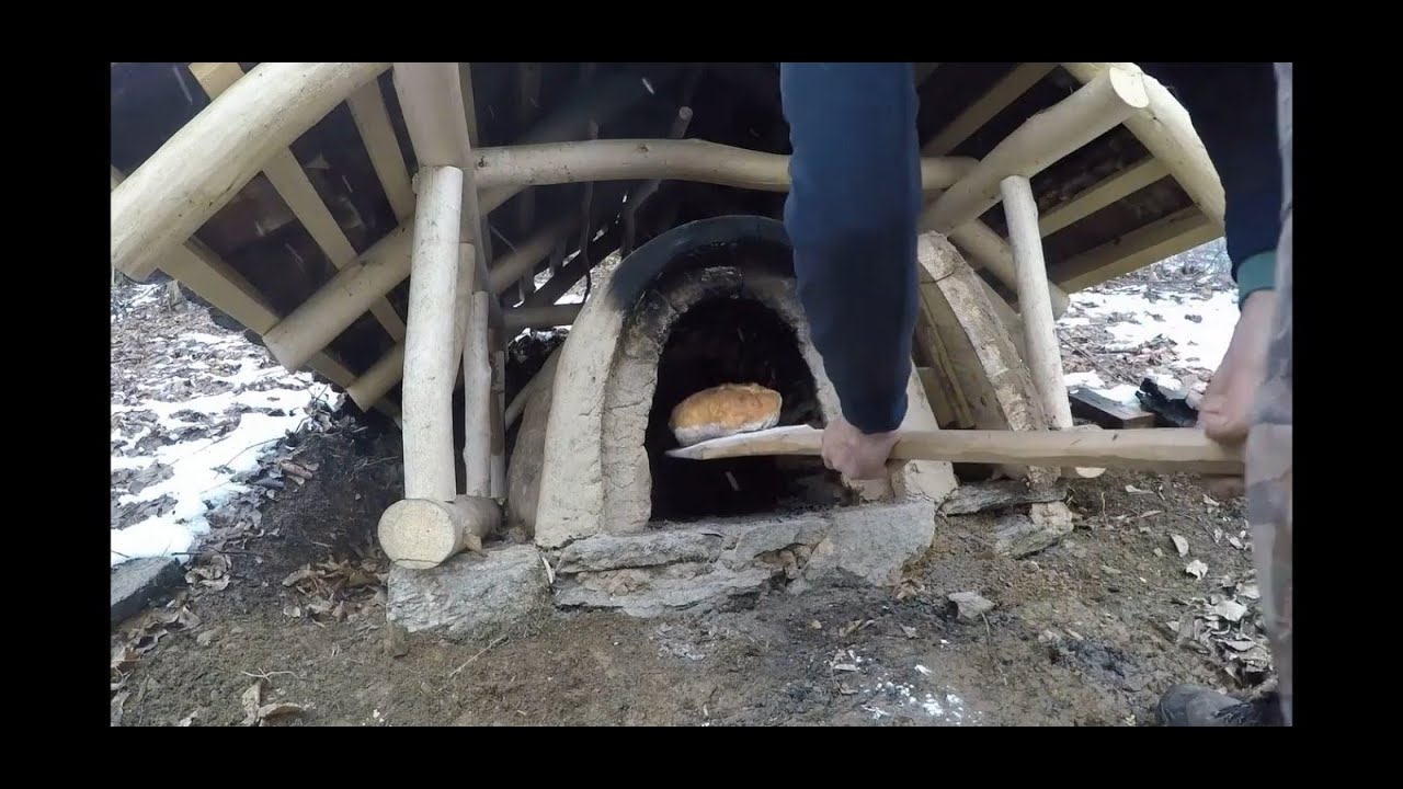 Living in nature - Baking bread in an earthen oven / Живот у природи - Печење хлеба у земљаној пећи