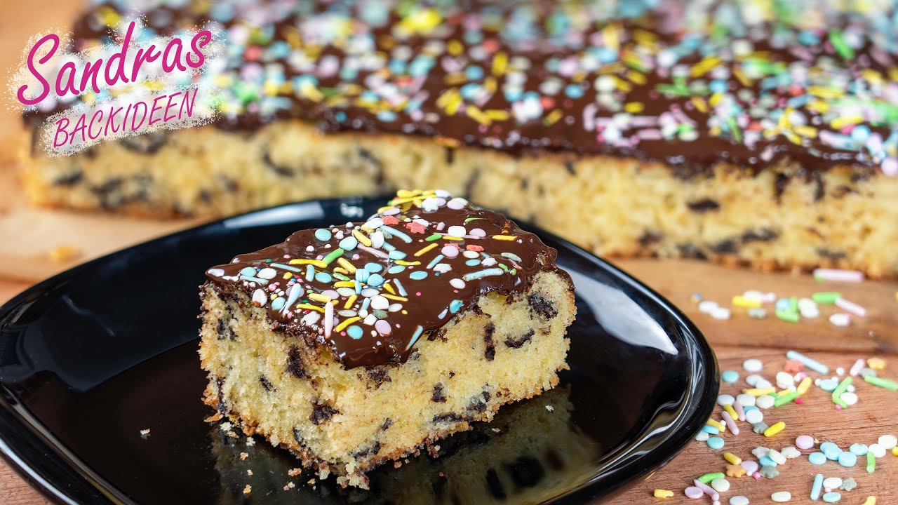Stracciatellakuchen mit bunten Streuseln - Perfekter & einfacher Faschingskuchen