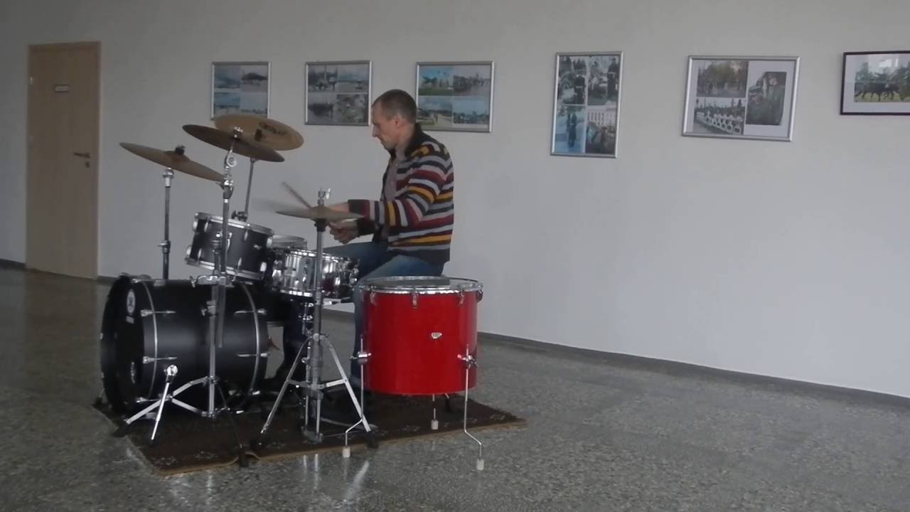 Būgnininkas G. Gascevičius vie&scaron;osios bibliotekos &bdquo;Saulės&ldquo; filiale. 2016-11-15 .4 d.