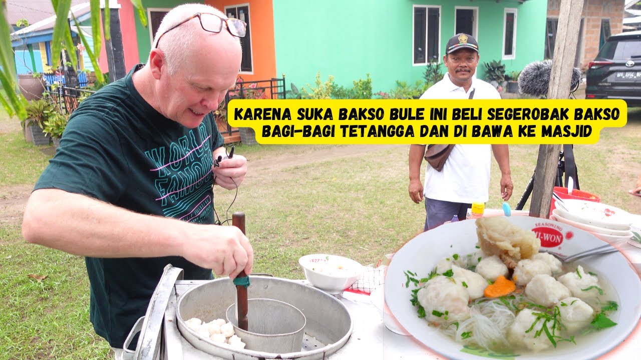 KARENA SUKA BAKSO BULE INI BELI SEGEROBAK BAKSO BAGI-BAGI TETANGGA DAN DI BAWA KE MASJID