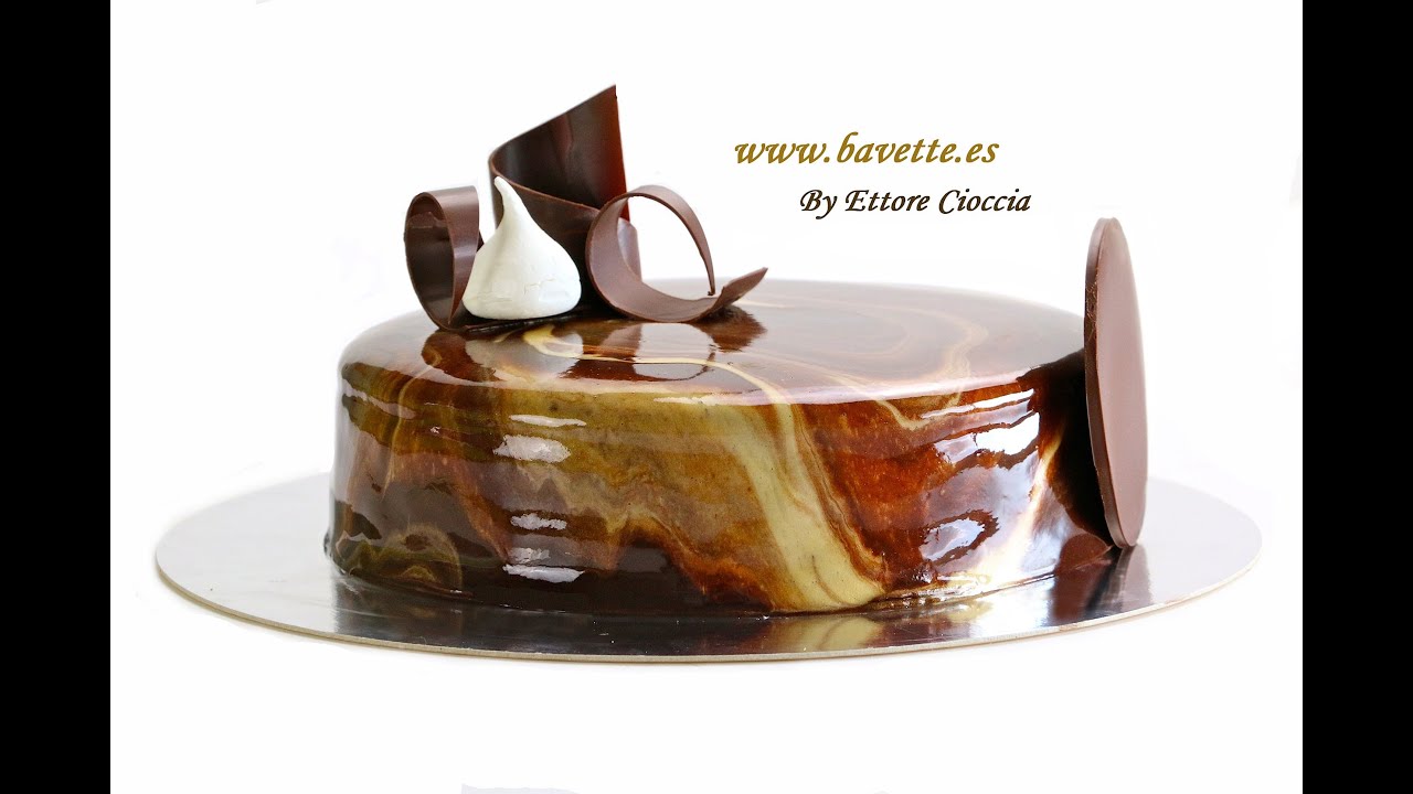 Tarta tres chocolates con glaseado efecto m&aacute;rmol
