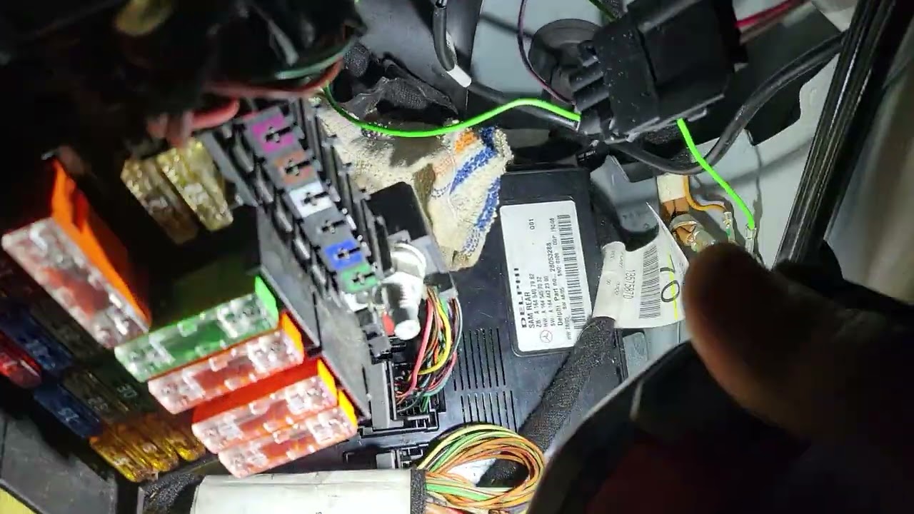 Mercedes Benz ML 350 2007 года выпуска. Задний багажник не открывается. Что нужно сделать?