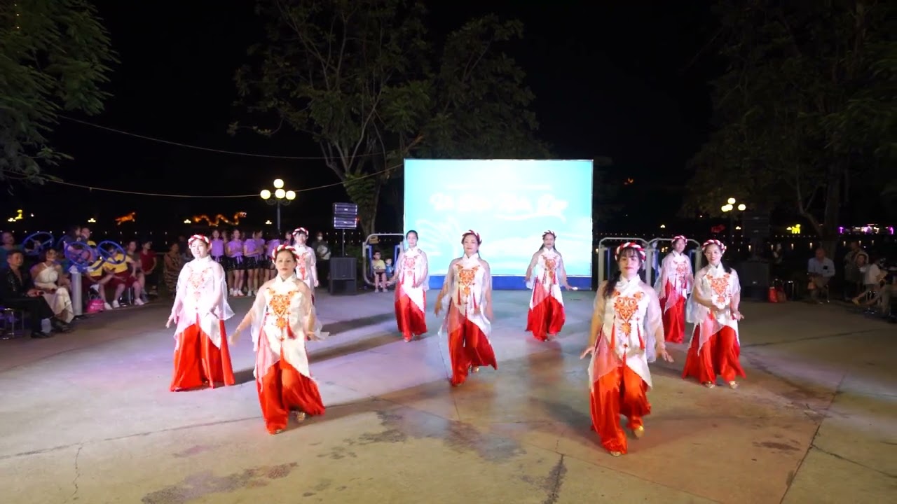 Nhẩy Em đi chùa Hương tại phố đi bộ TP Tuyên Quang do nhóm nhẩy"" Yêu Dân Vũ ""