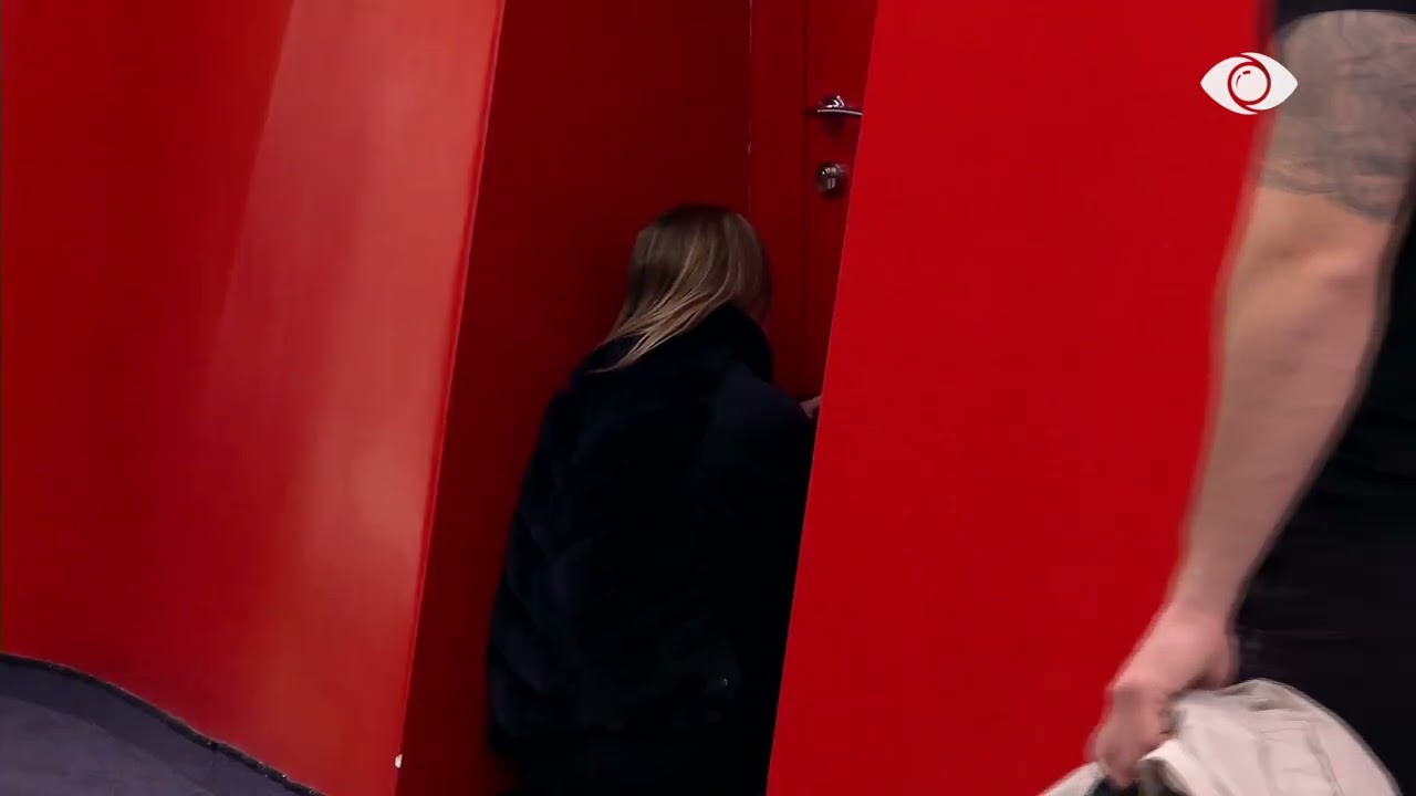 “Mu sulën të gjithë”/ Rogerti-Juelës: Edhe Brikena që deri dje ka ndenjur me ty? Aq e fortë je sa...