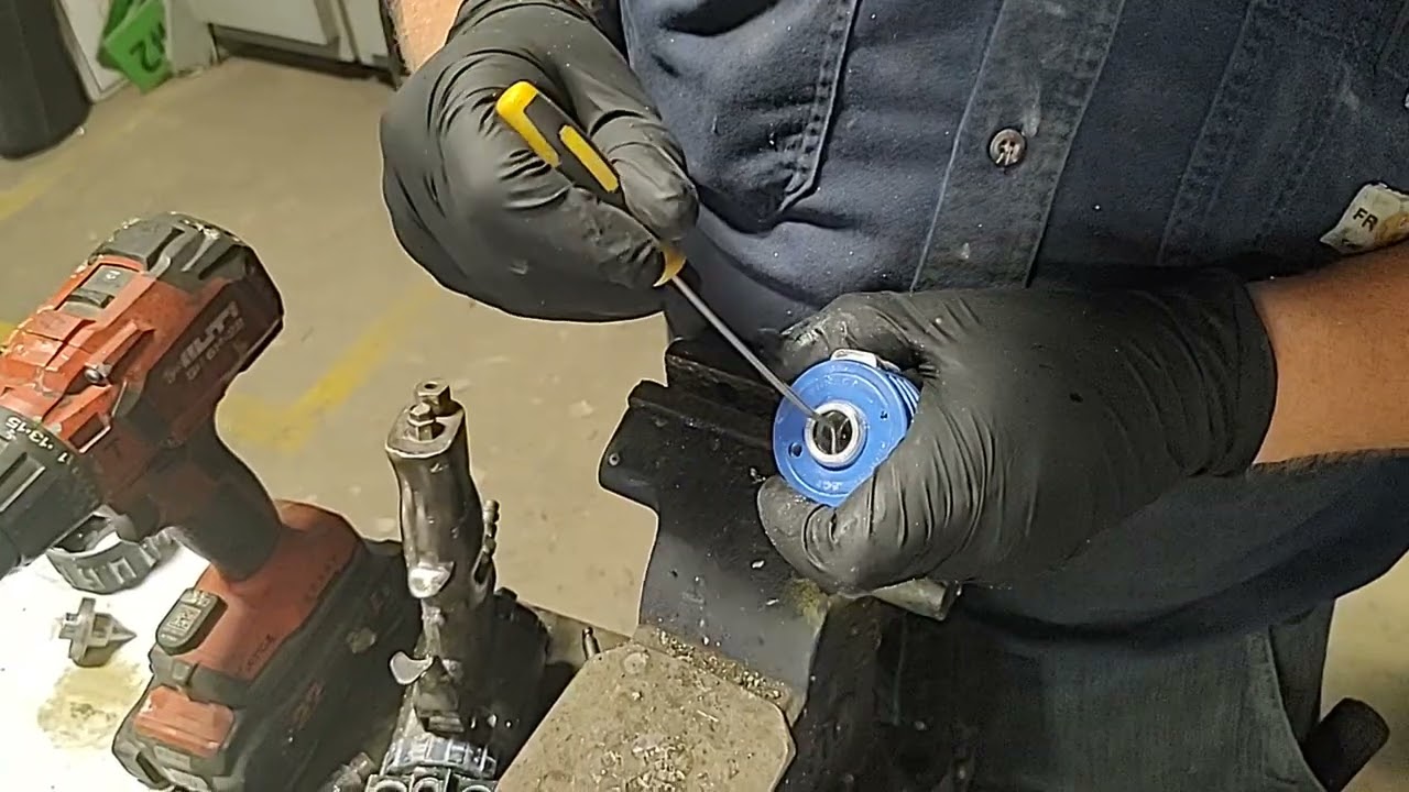 Cleaning Graco reactor gun 