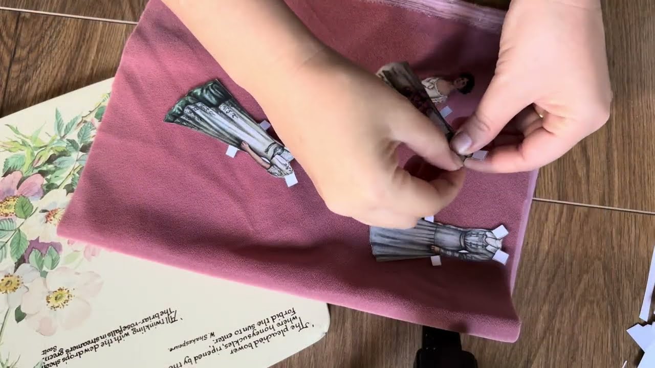 Free paper dolls for a Christmas gift!