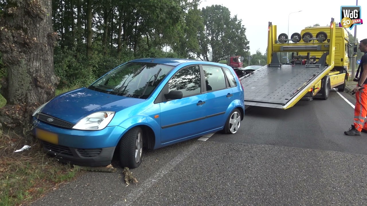 Auto tegen boom en dure Aston Martin in de prak in Heythuysen