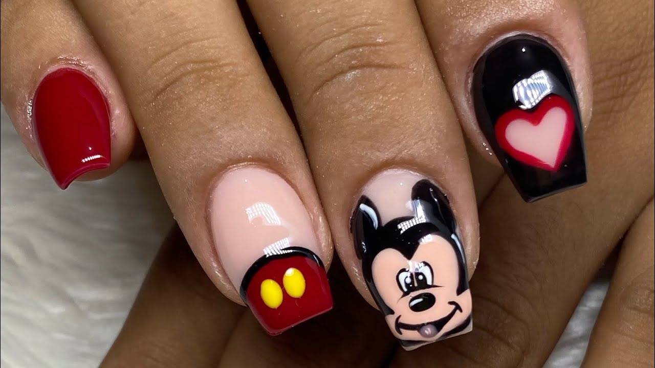 Diseño de Mickey Mouse en uñas acrílicas | mano alzada