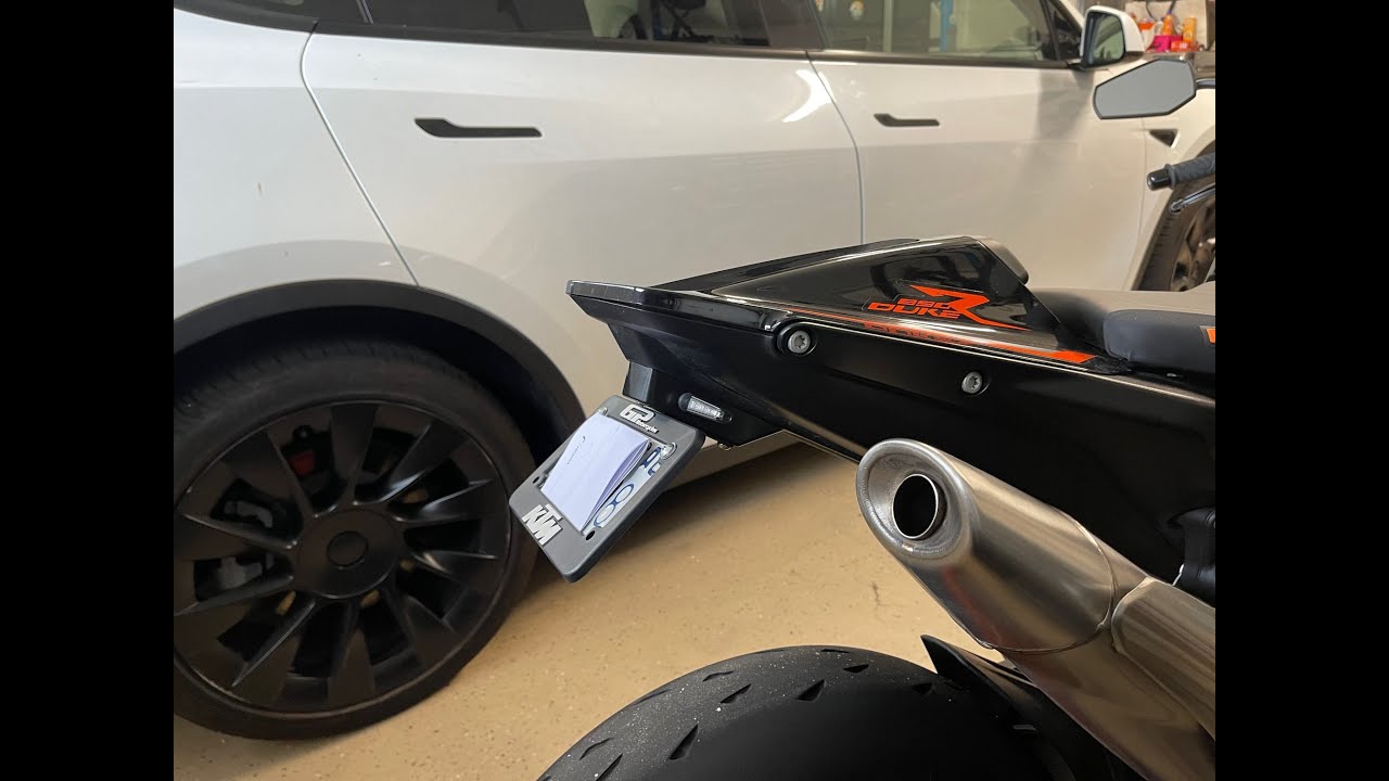 KTM 890 Duke MNNTHBX tail tidy and Rizoma corsa signals front and rear.