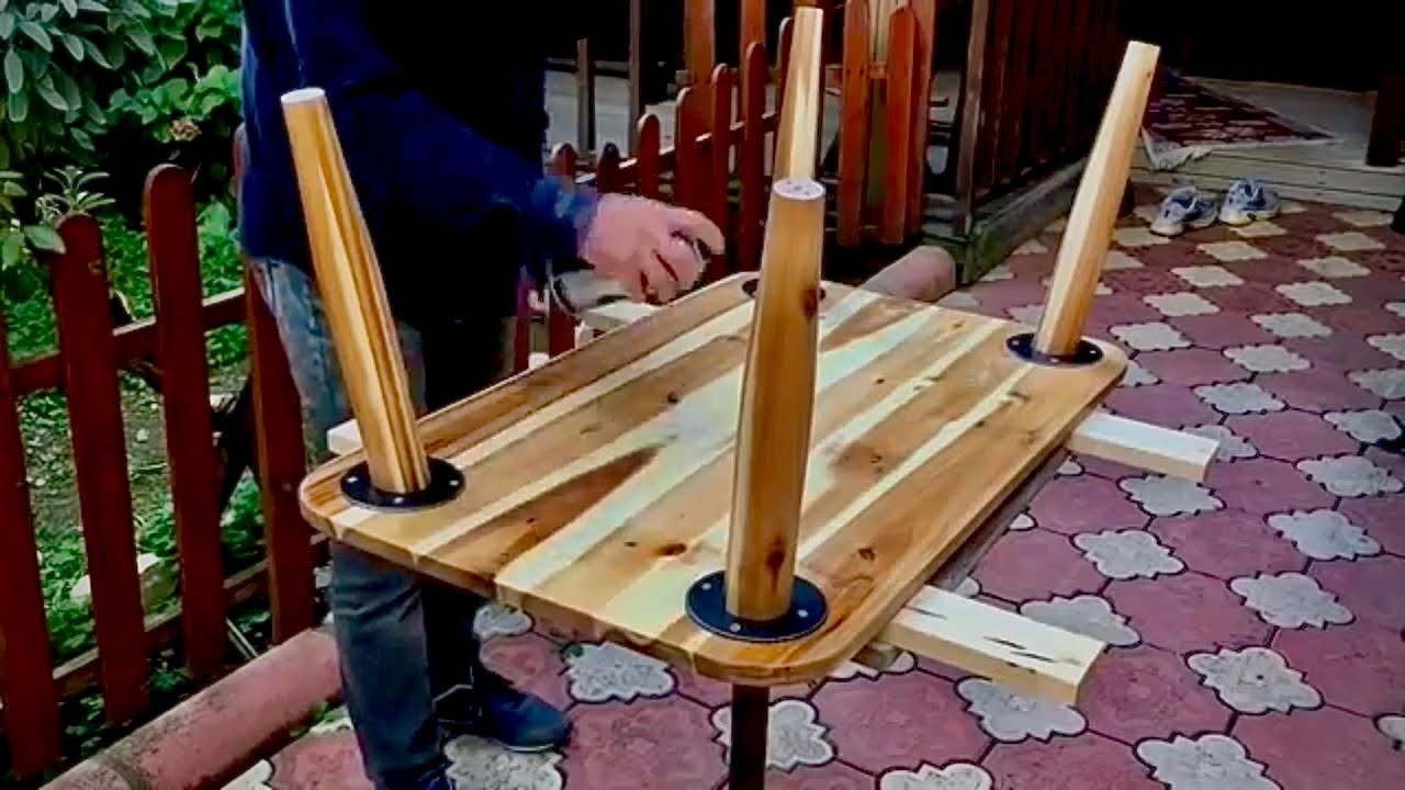 Средний стол сделан из поддонов!