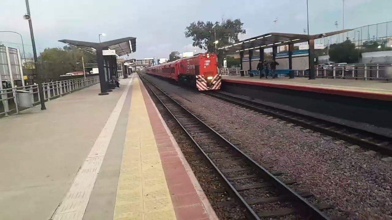 Locomotora G22 E705 entrando y saliendo lento de C.univercitaria con destino a Grand Bourg B.Norte