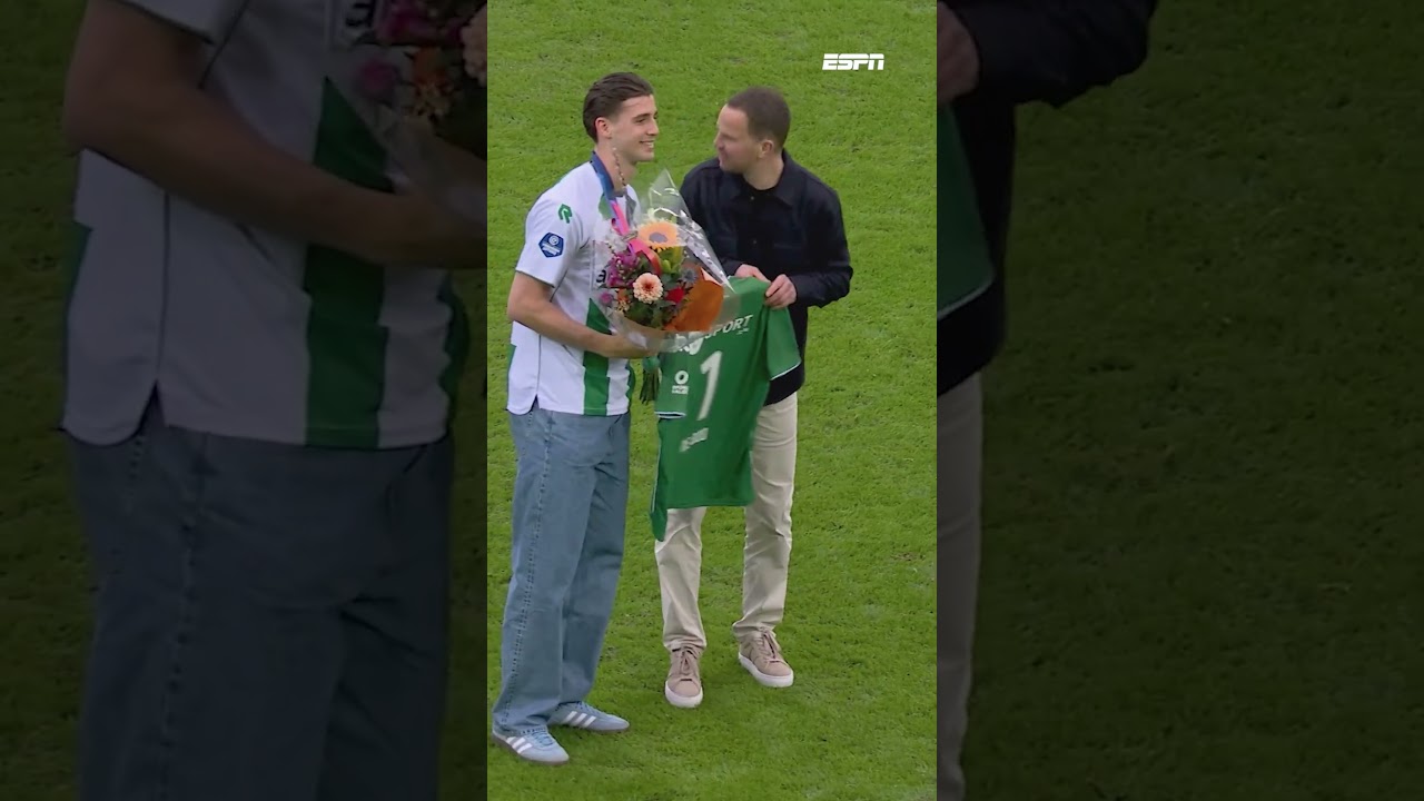 Jenning de Boo wordt gehuldigd in de rust van de wedstrijd FC Groningen - Ajax🏅❤️