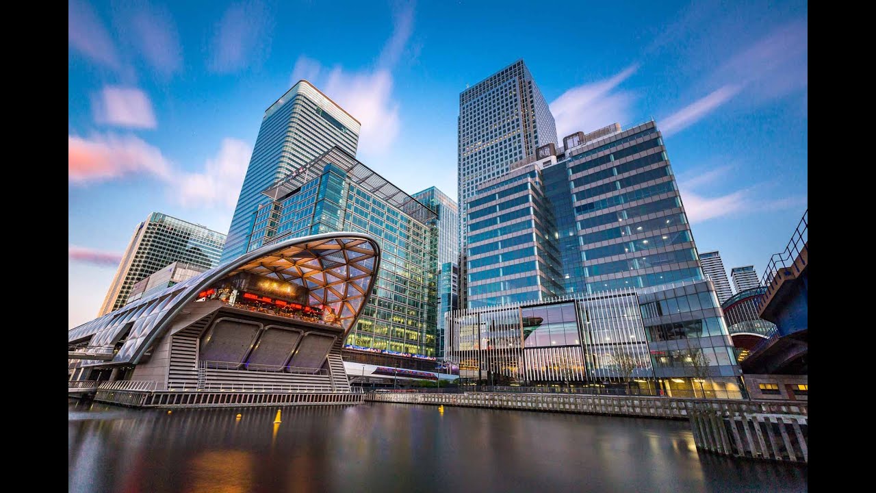 Showing Canary Wharf to my friends 👊🦁 Almost 9000 subs , thanks !